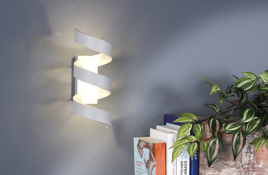 Scène d'intérieur, applique allumée diffusant une lumière chaude près des livres