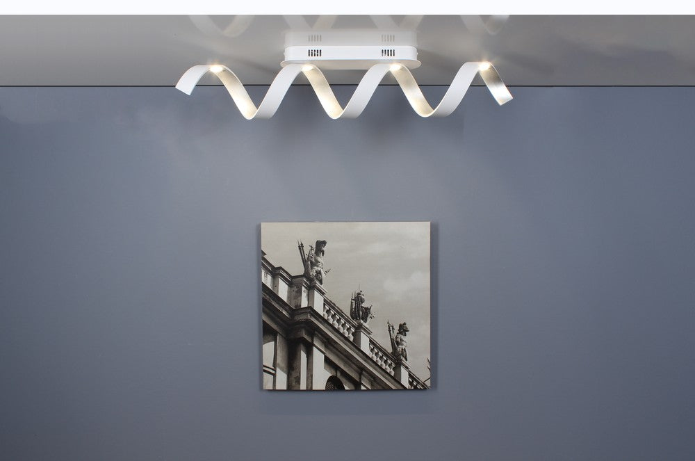 Mise en ambiance du plafonnier blanc et argenté éclairant un mur gris.