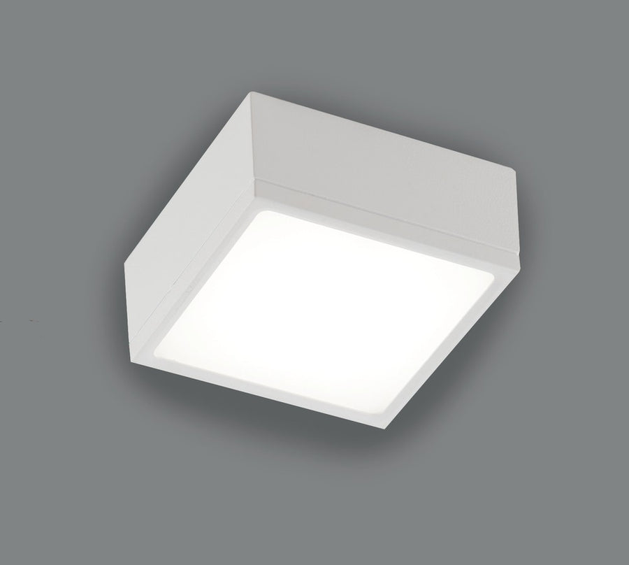 Plafonnier blanc présenté de trois quarts sur fond gris uni