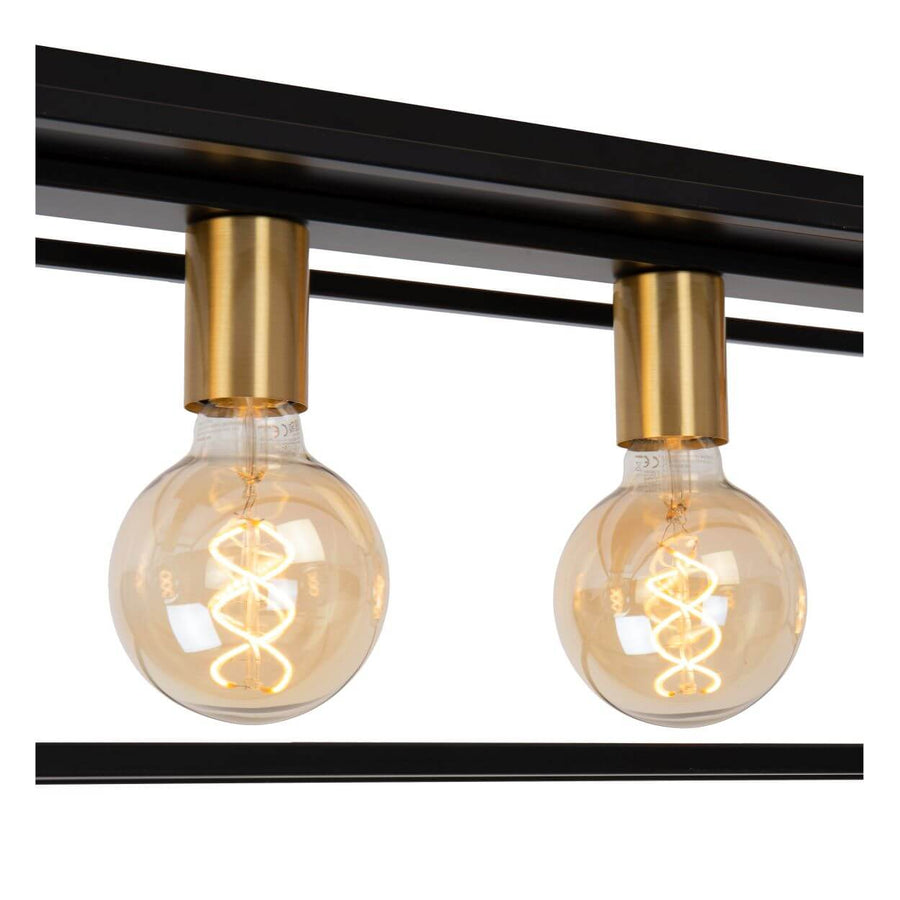 Détail rapproché de deux douilles dorées et ampoules à filament spiralé