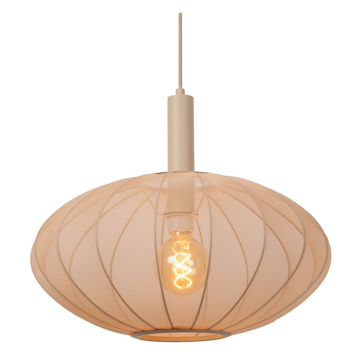 Gros plan sur l'abat-jour en tissu beige et l'ampoule à filament allumée.