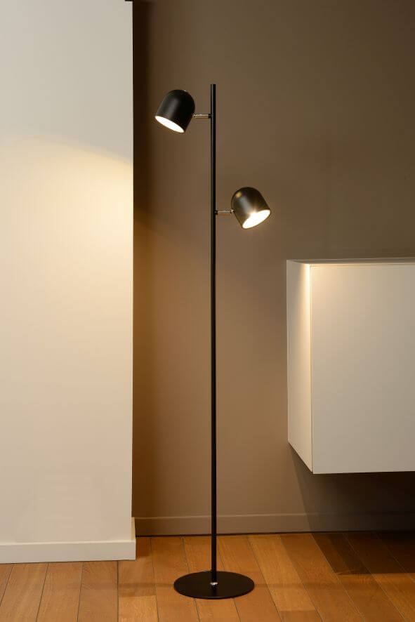 Vue de face du lampadaire noir avec ses deux diffuseurs orientables.