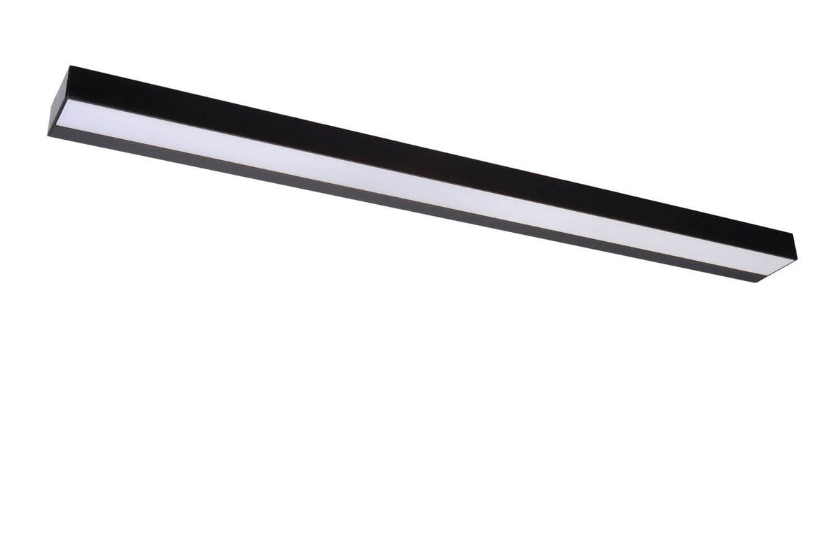 Même applique linéaire noire allumée avec une lumière blanche froide
