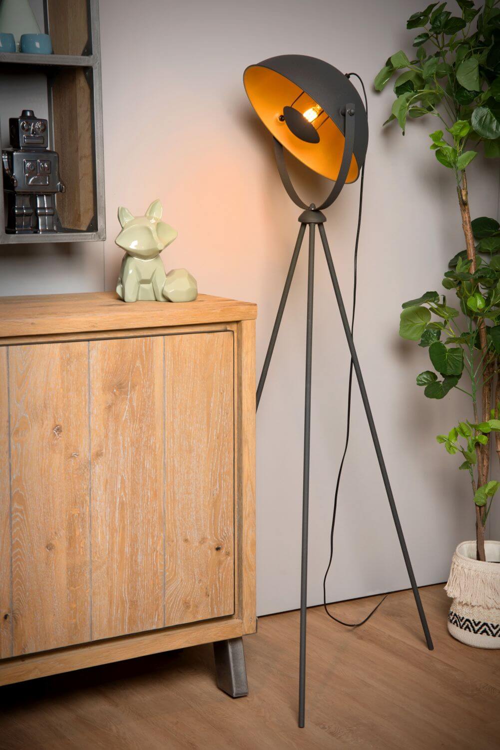 Mise en ambiance du lampadaire allumé près d'un meuble bois et d'une figurine renard