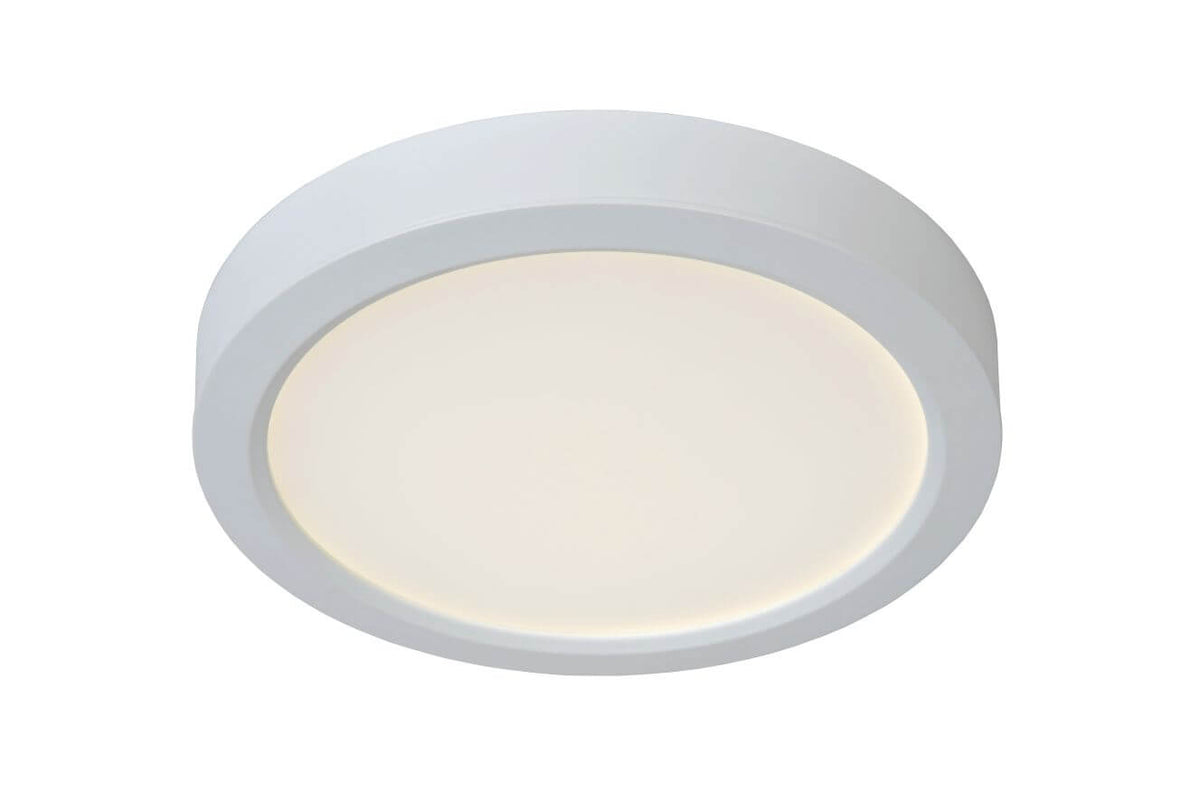 Vue de trois quarts du luminaire rond blanc vu de dessous, diffuseur opale allumé
