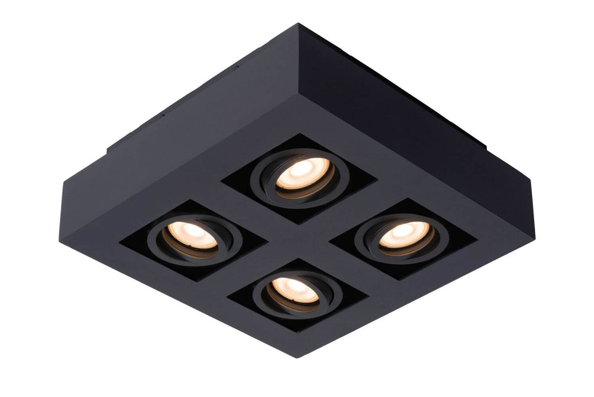 Vue de dessous du luminaire carré noir avec ses quatre spots allumés