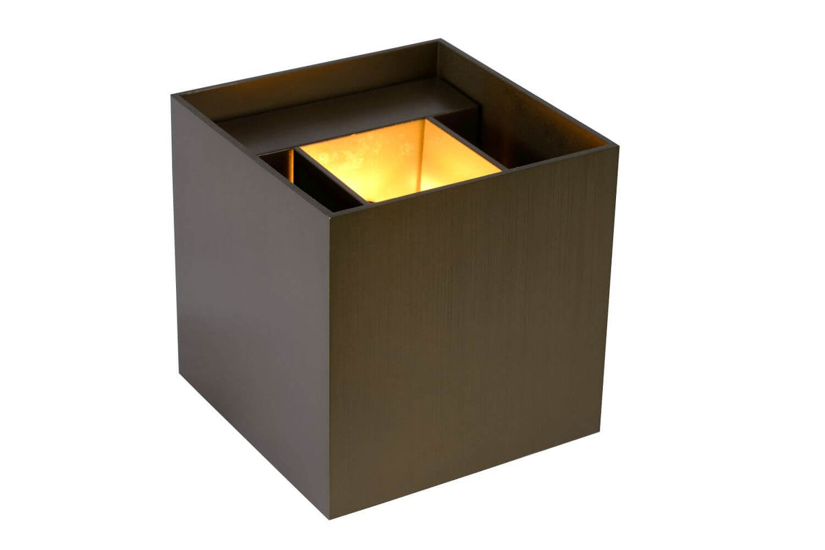 Vue de trois-quarts du cube allumé, fente intérieure dorée émettant la lumière