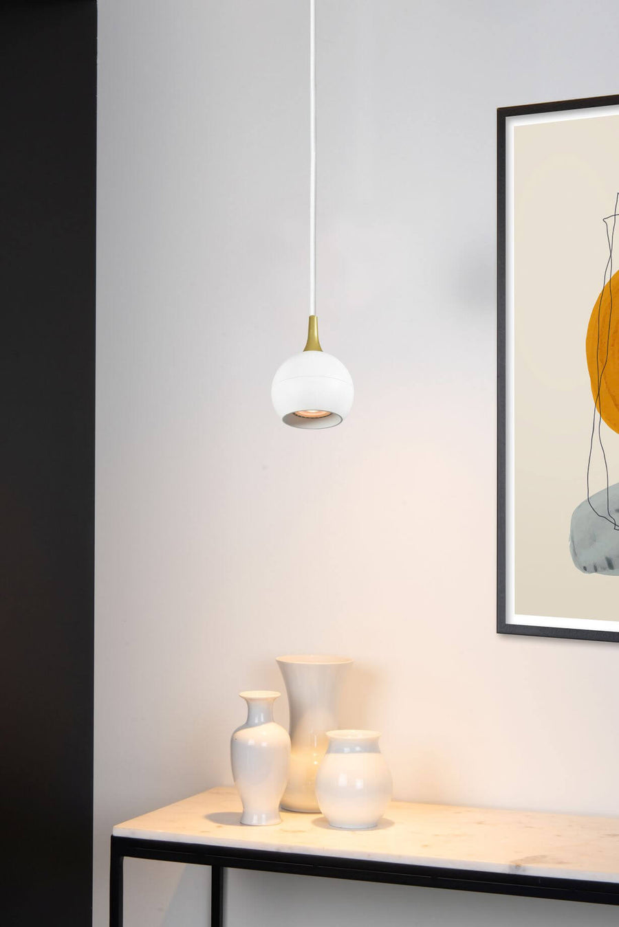 Vue rapprochée du luminaire suspendu dans un intérieur clair et épuré