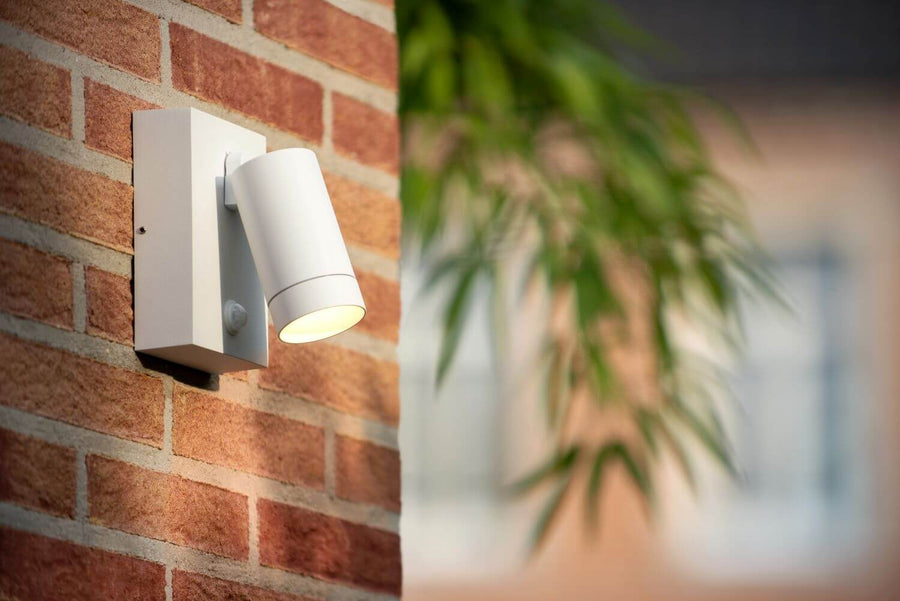 Vue rapprochée de l'applique murale blanche orientable avec détecteur de mouvement.