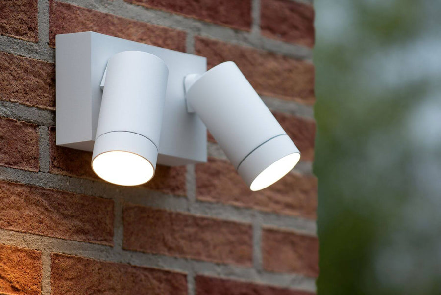 Vue rapprochée du produit montrant les deux têtes cylindriques orientables et la lumière chaude