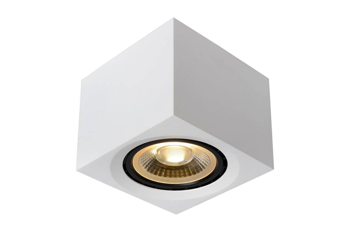 Vue de trois quarts du plafonnier blanc carré avec son projecteur rond allumé.
