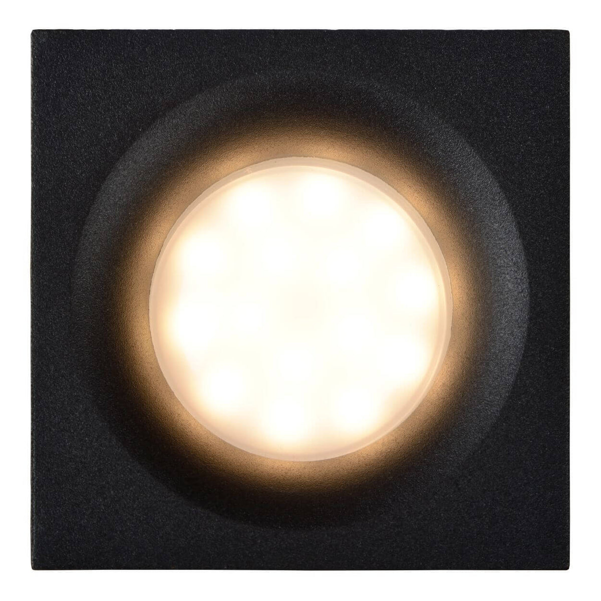 Vue de face du spot encastré carré noir allumé, lumière chaude