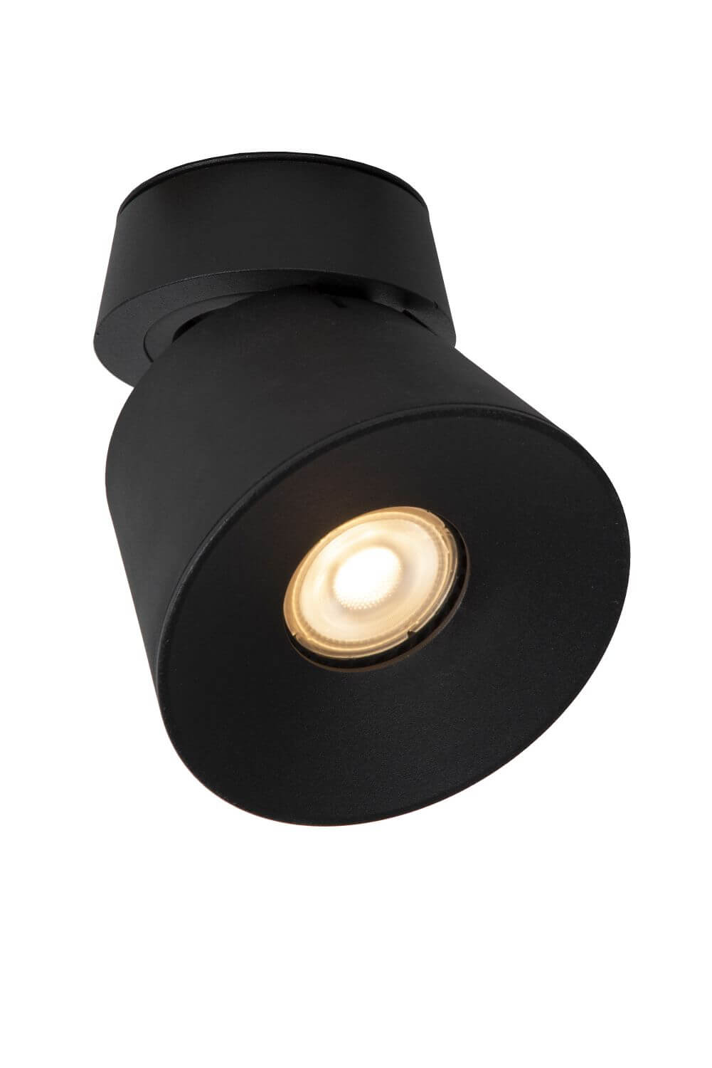 Détail : plafonnier noir incliné, ampoule LED allumée sous l'abat-jour conique.