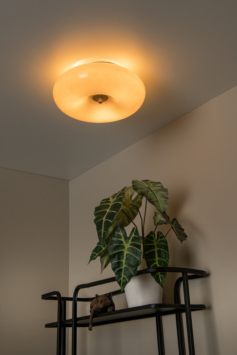 Vue rapprochée du plafonnier en verre ambré allumé dans un intérieur