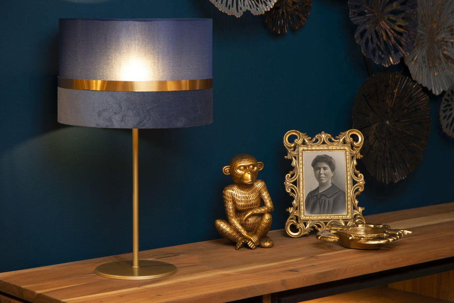 Vue rapprochée de la lampe et de sa lumière sur fond bleu canard.