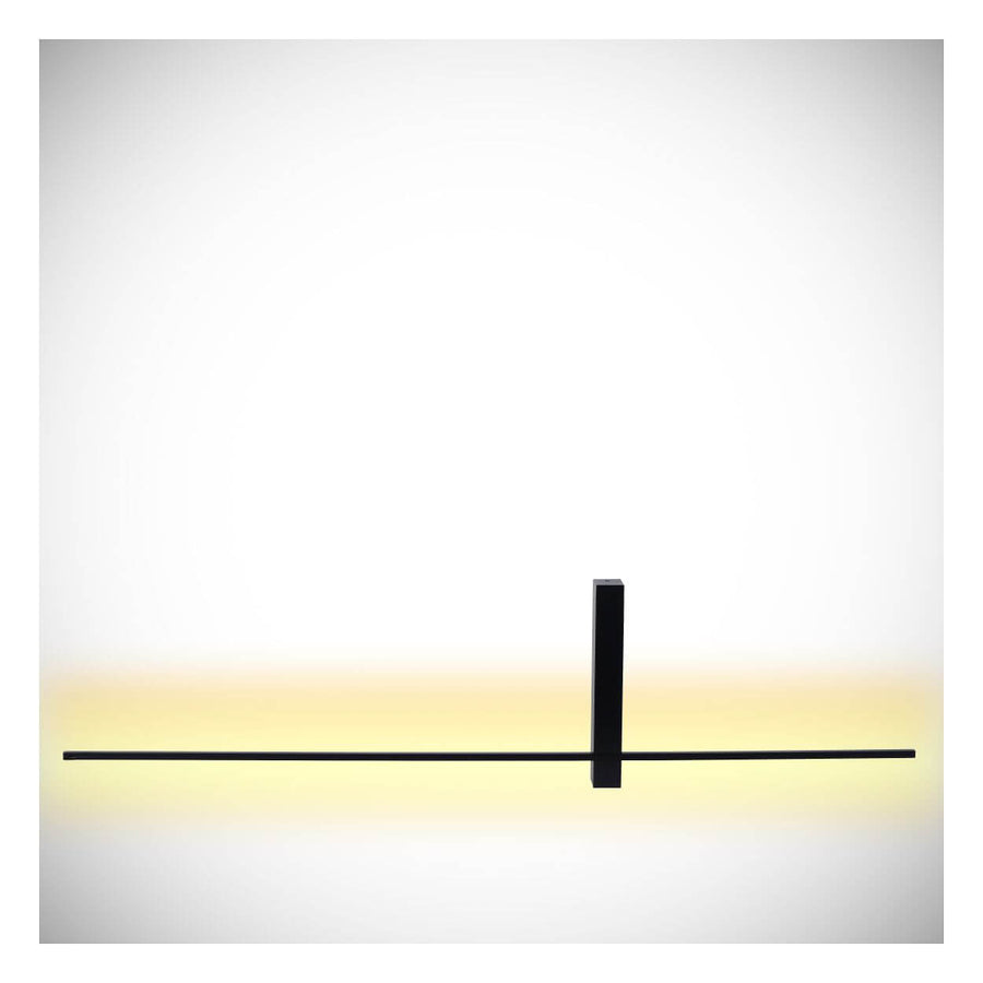 Luminaire mural noir allumé sur fond blanc, diffuseur linéaire et halo lumineux chaud.