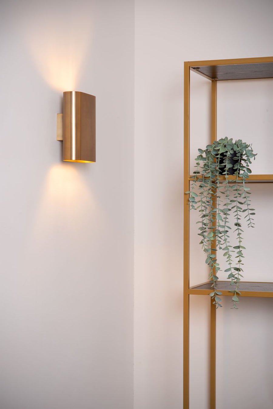 Vue rapprochée de l'applique brossée diffusant un halo haut et bas