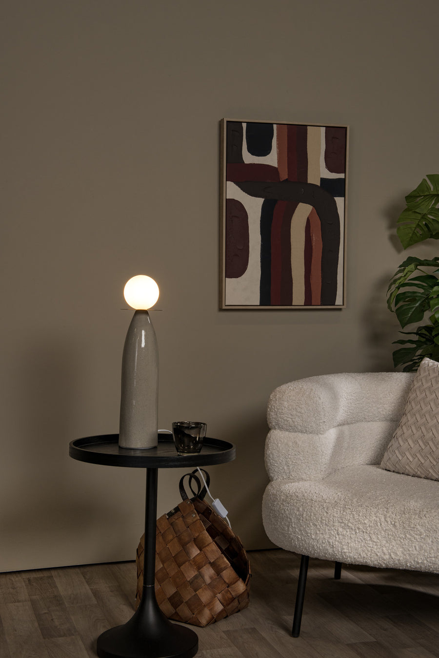Vue rapprochée de la lampe allumée sur sa table, décor intérieur
