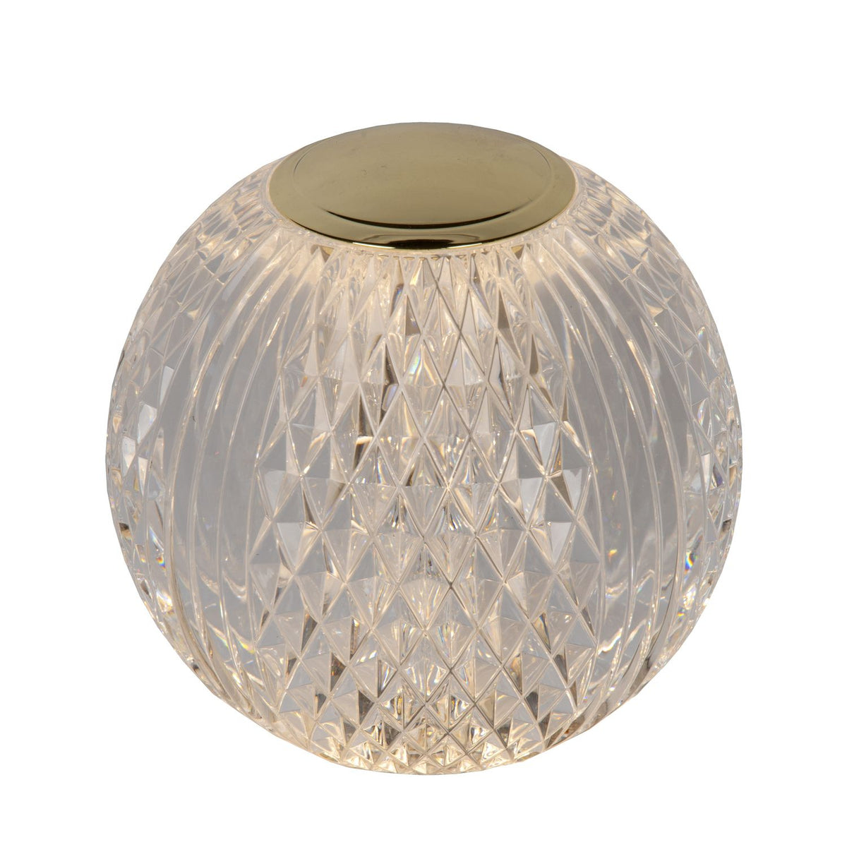 Lampe à poser en verre transparent facetté, capuchon doré, vue de trois quarts sur fond blanc.
