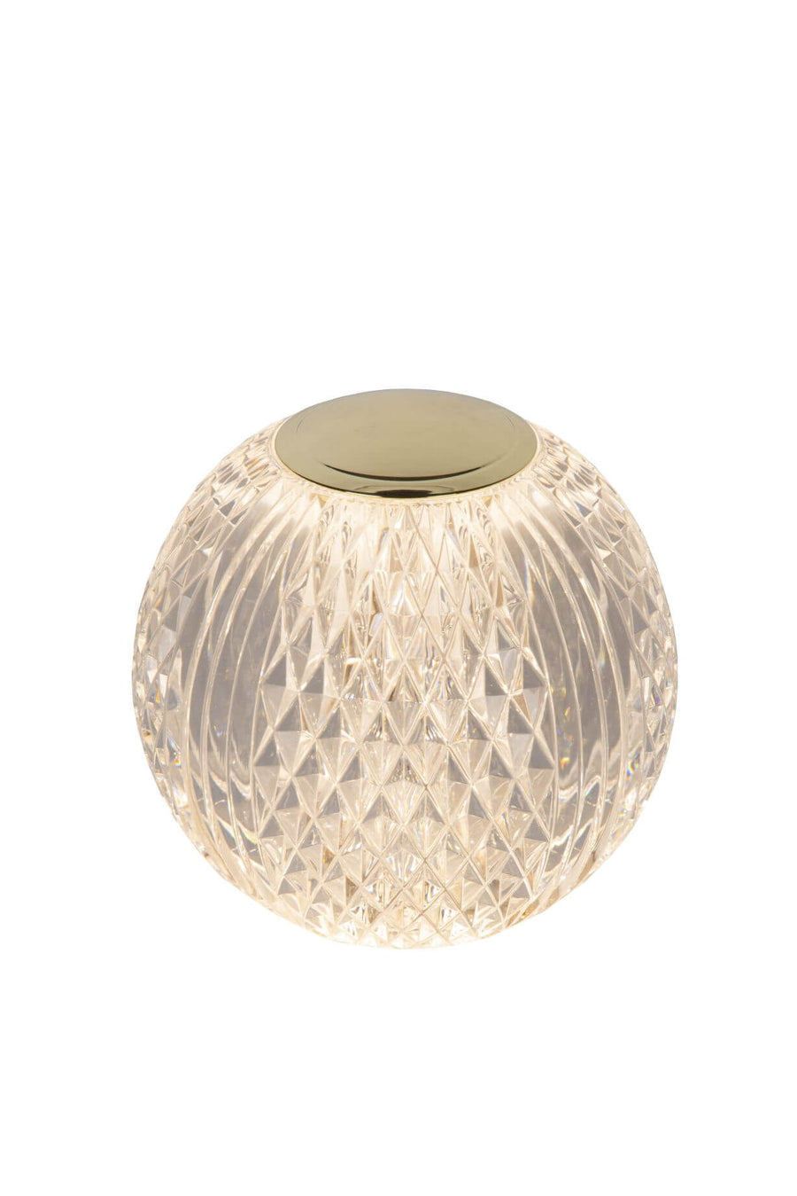 Vue de trois quarts du luminaire éclairé, montrant la sphère en verre facetté.