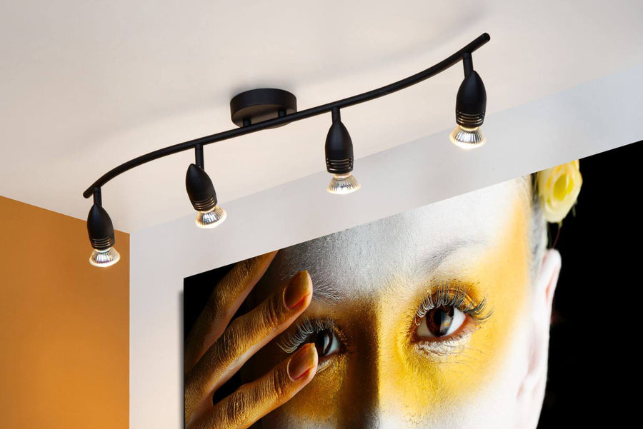 Vue rapprochée du plafonnier quatre spots noirs installé sur un plafond blanc
