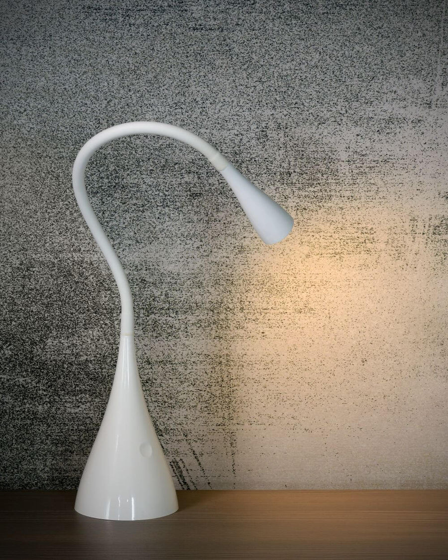 Lampe blanche allumée contre un mur texturé gris, halo lumineux diffus