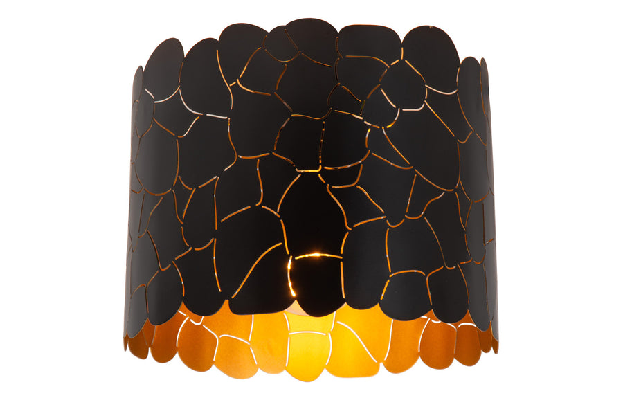 Plafonnier vu de trois quarts, ouvertures basses laissant passer une lumière chaude orangée