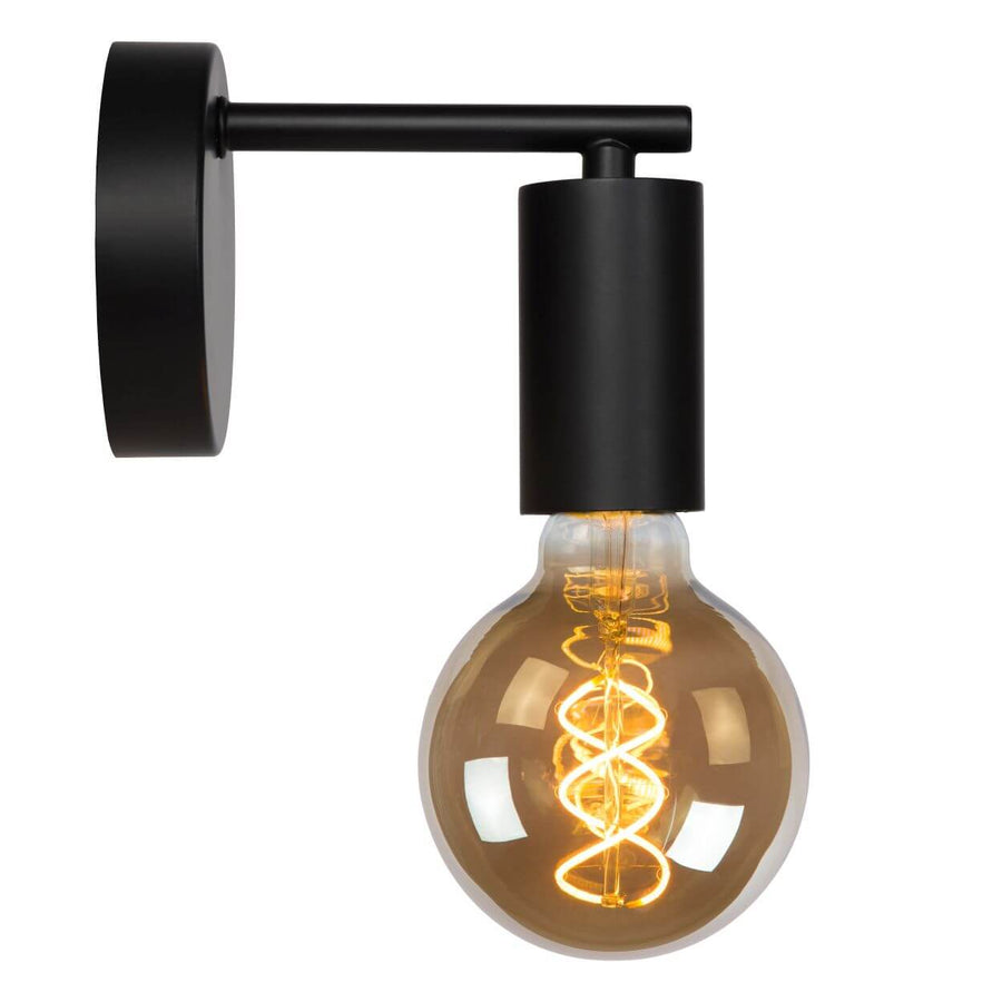 Vue rapprochée de l'applique noire et de son ampoule à filament doré.