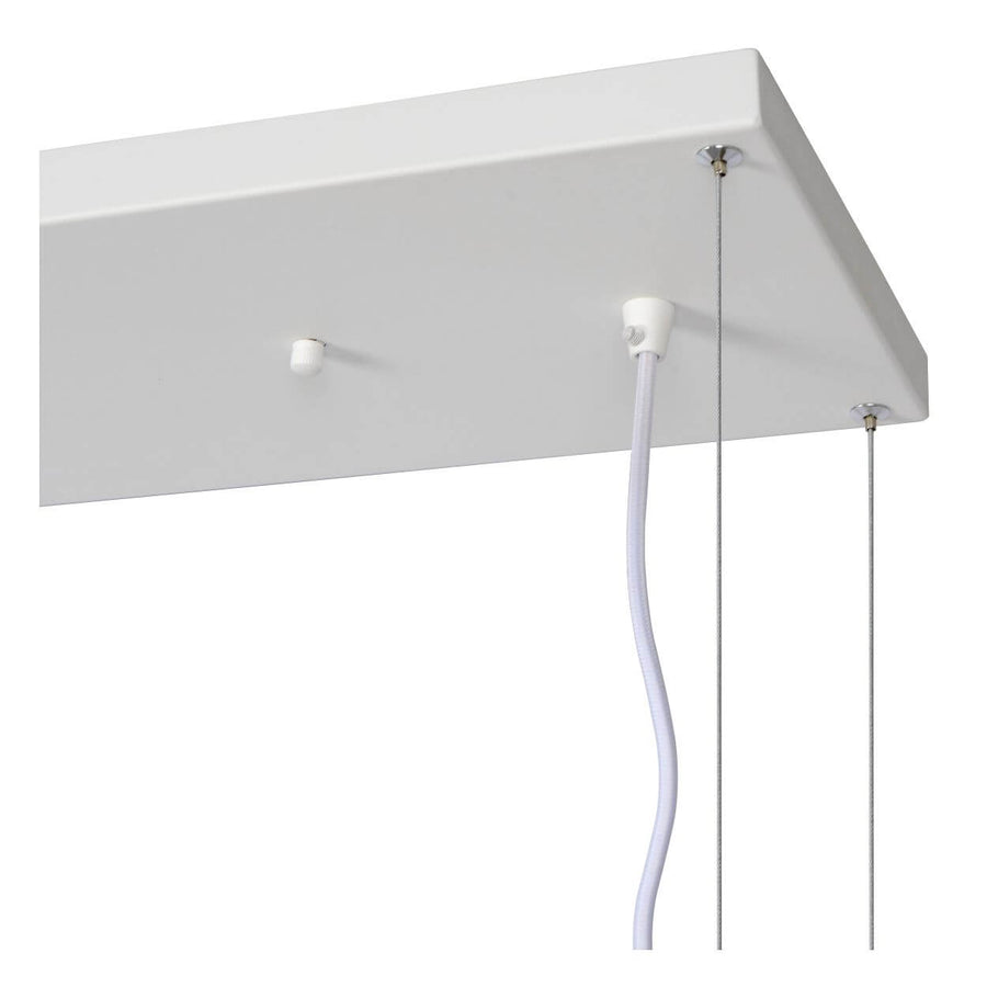 Détail du pavillon blanc au plafond avec câbles et cordon d'alimentation apparent.
