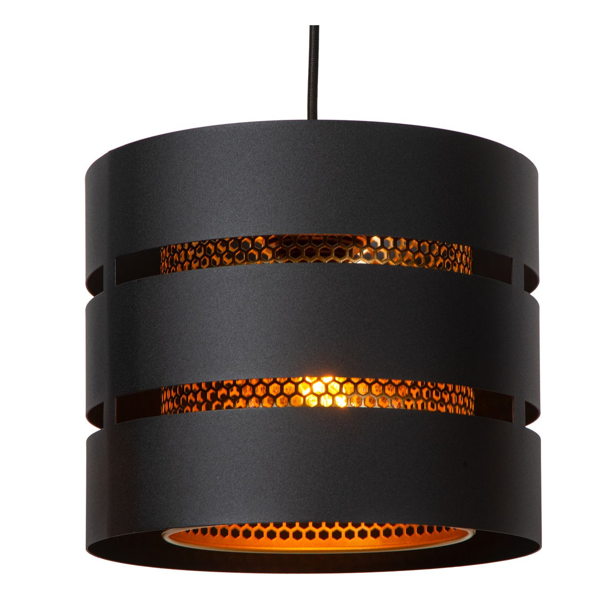 Détail d'un abat-jour cylindrique noir et de sa grille dorée intérieure.