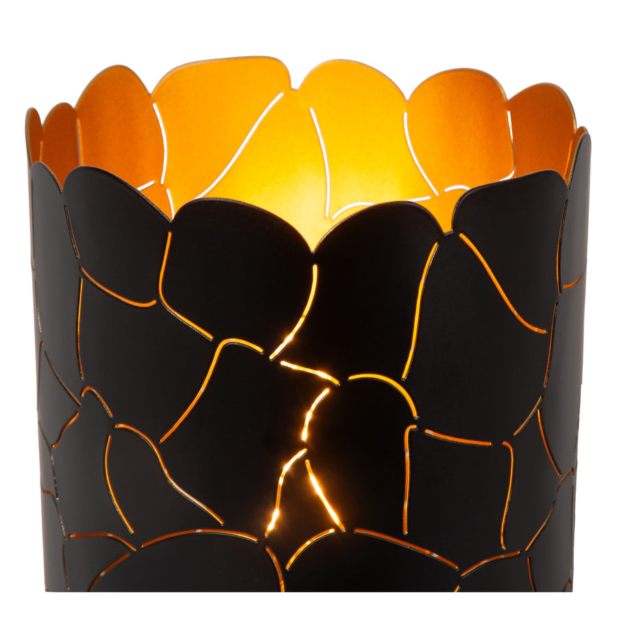 Détail du haut de l'abat-jour, bord ondulé doré et intérieur orange lumineux