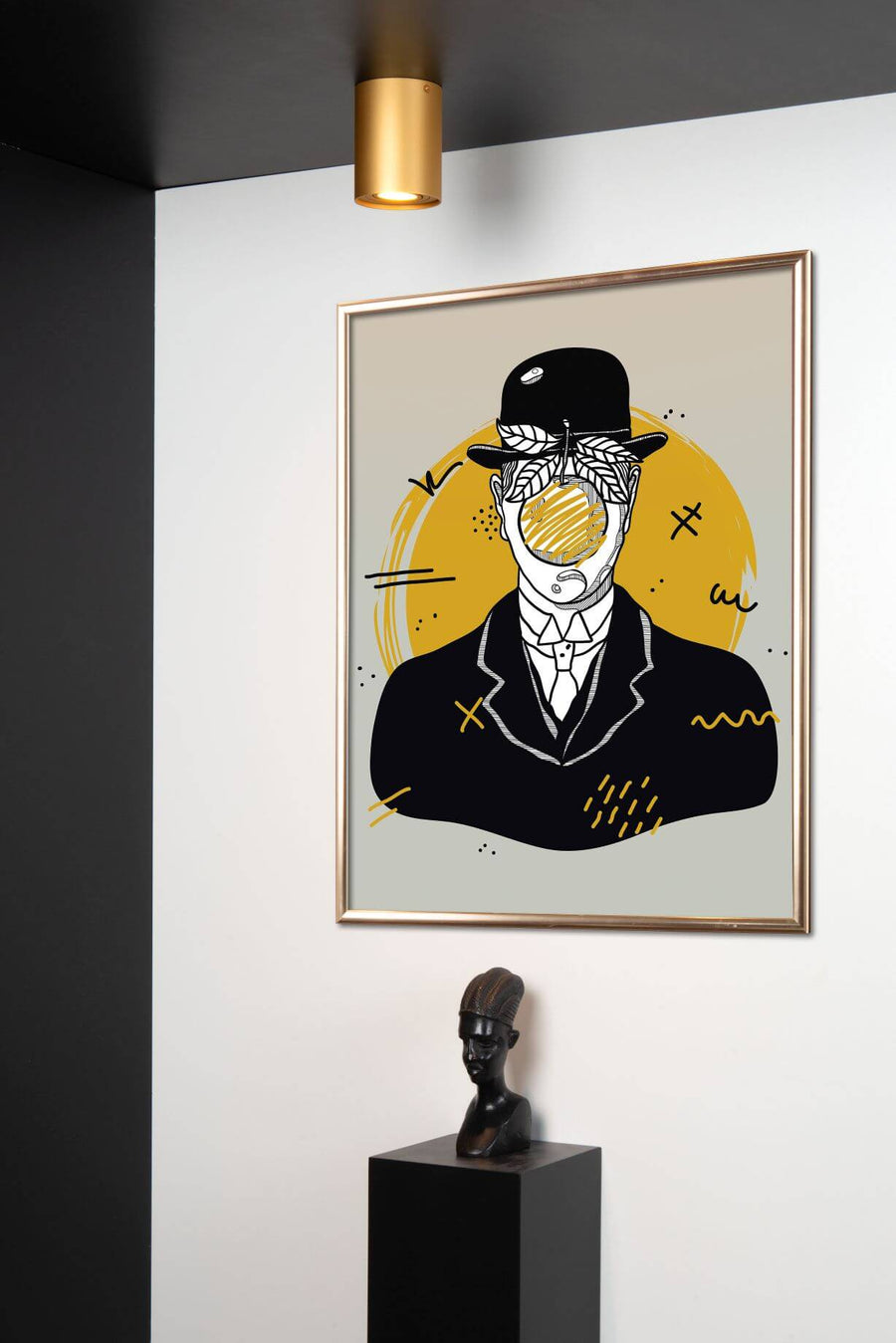 Vue rapprochée du luminaire doré monté au plafond noir, avec tableau et buste en arrière-plan flou.