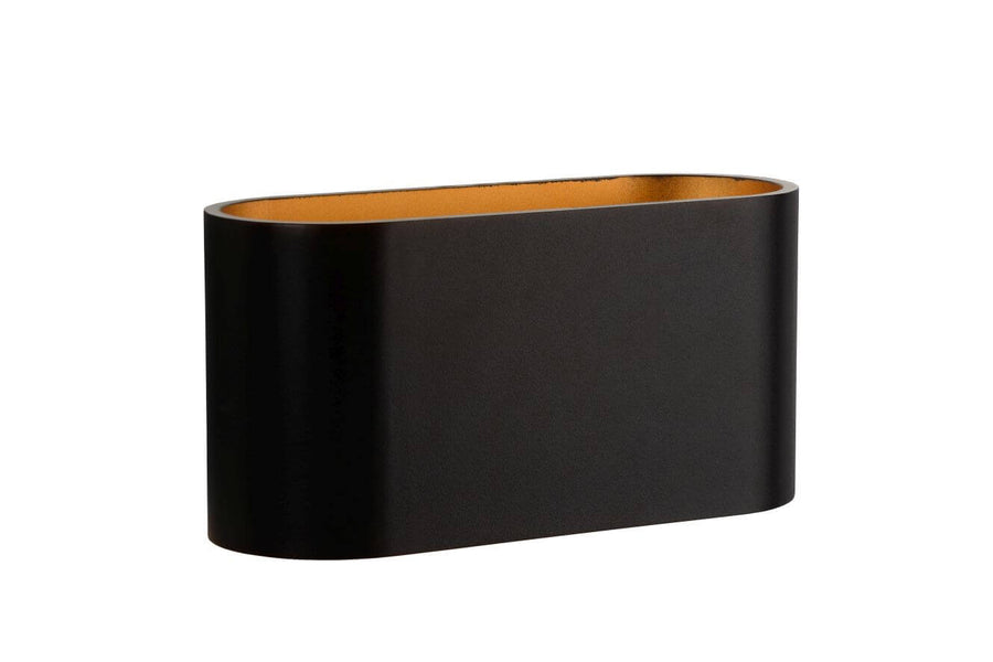 Autre angle du luminaire noir, ouverture supérieure laissant apparaître la finition dorée.