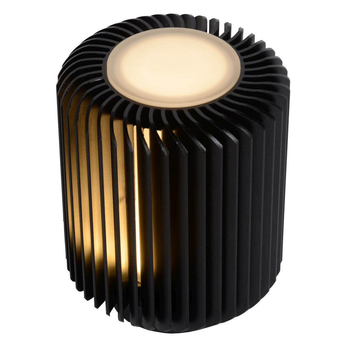 Vue de trois quarts du luminaire cylindrique noir strié, éclairé sur fond blanc.