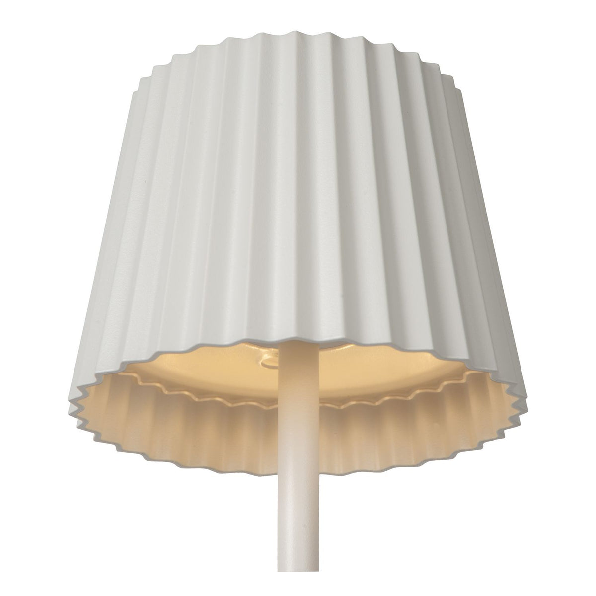 Détail du dessous de l'abat-jour plissé, lumière chaude allumée à l'intérieur