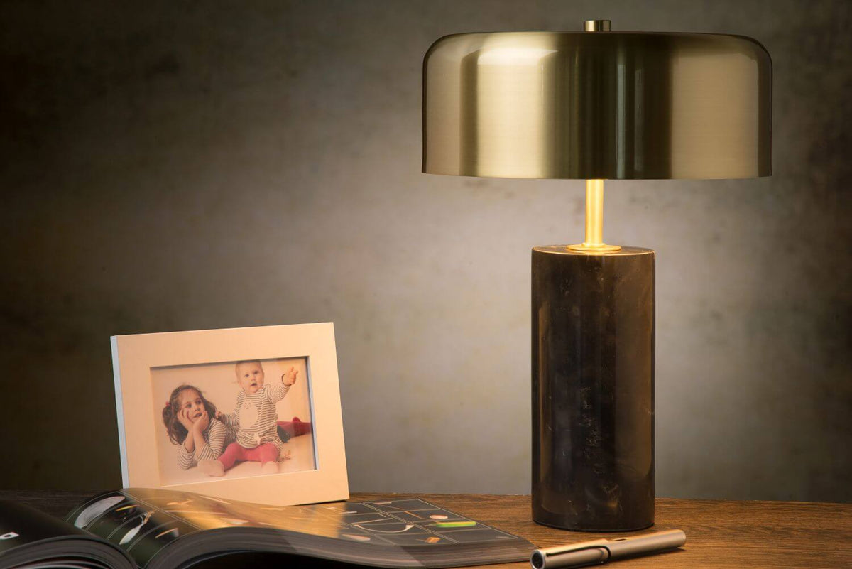 Mise en ambiance avec cadre photo et stylo posés sur un bureau