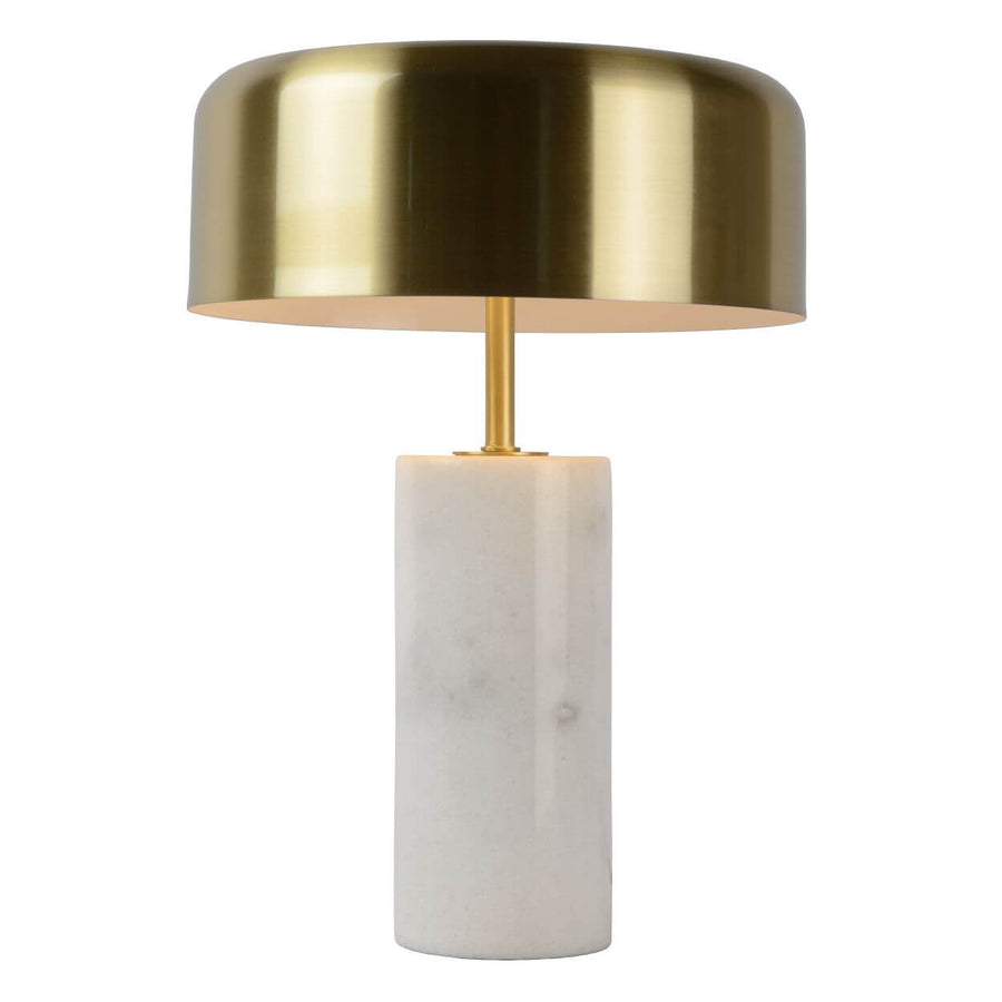 Lampe présentée de face sur fond blanc, abat-jour métallique et socle cylindrique en marbre.