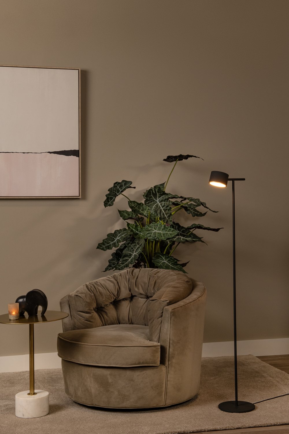 Mise en ambiance du lampadaire noir près d'un fauteuil beige et d'une plante