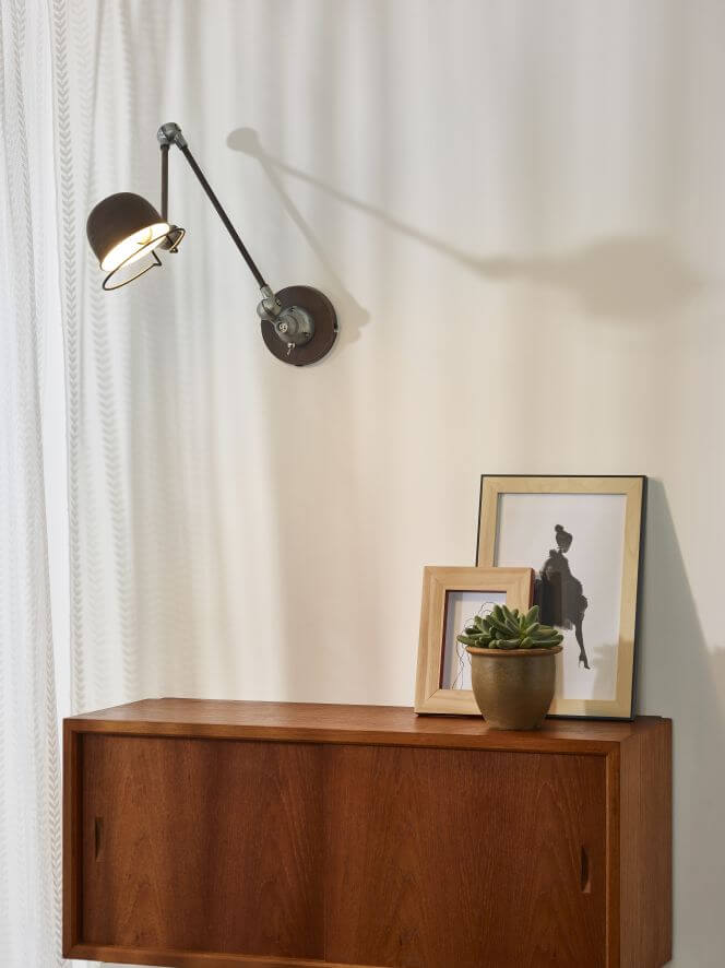 Vue de la lampe fixée au mur, ombre portée sur le fond clair