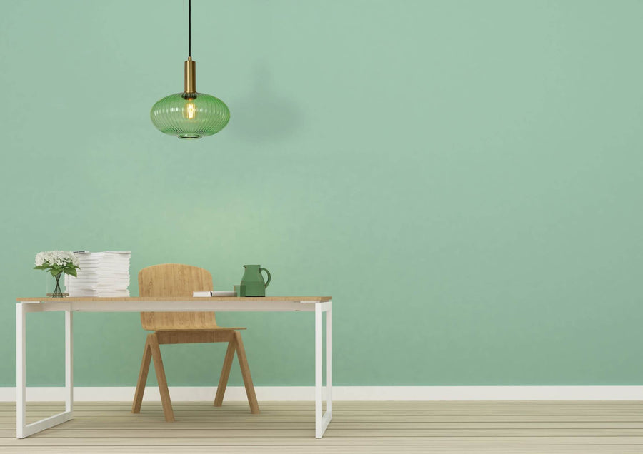 Vue large de la pièce montrant le luminaire suspendu et le mobilier clair