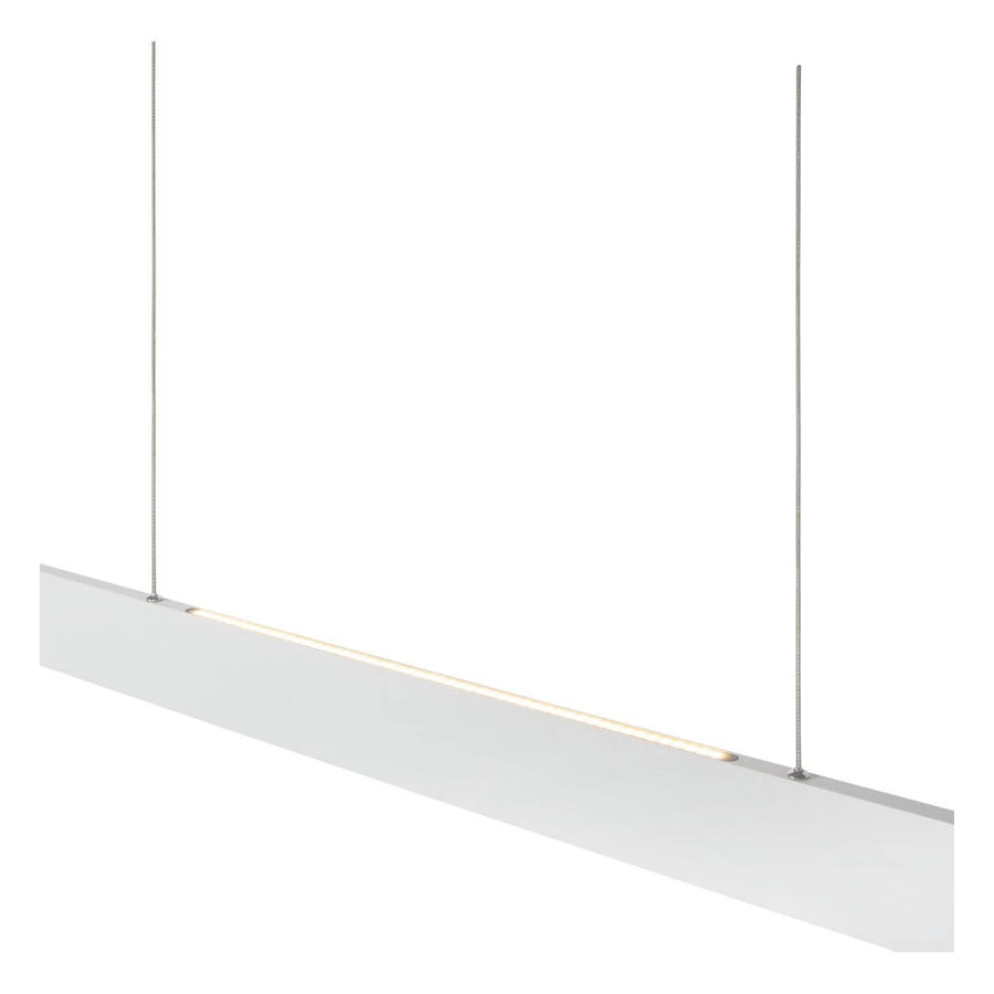 Vue en angle montrant la source LED sous le profil rectangulaire blanc suspendu.