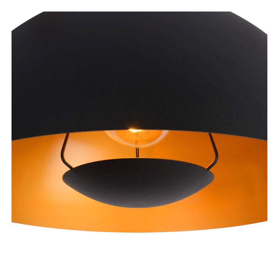 Vue de dessous du luminaire dévoilant l'ampoule, le réflecteur doré et le disque noir