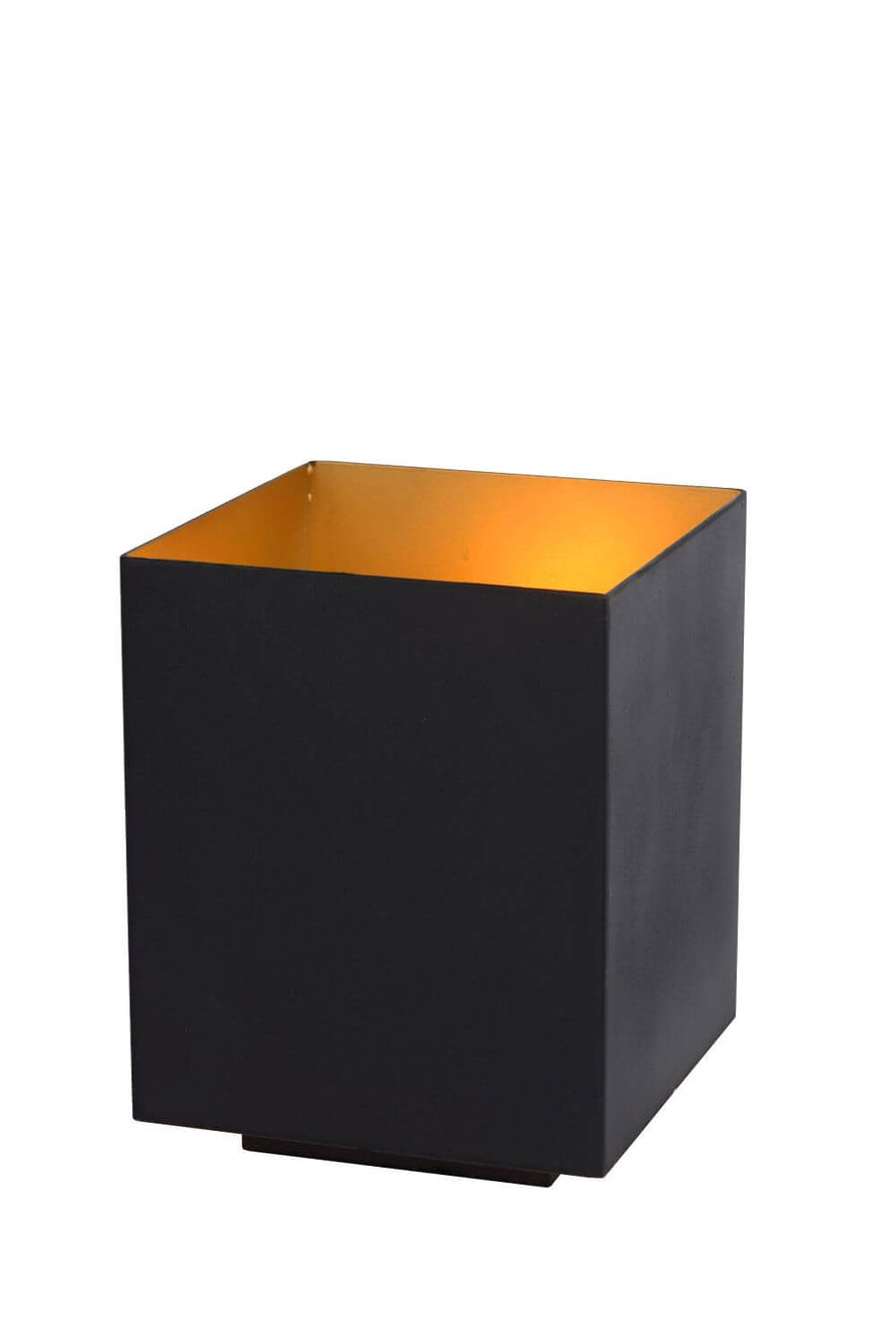 Produit isolé sur fond blanc, lampe cube noire et intérieur doré mat.