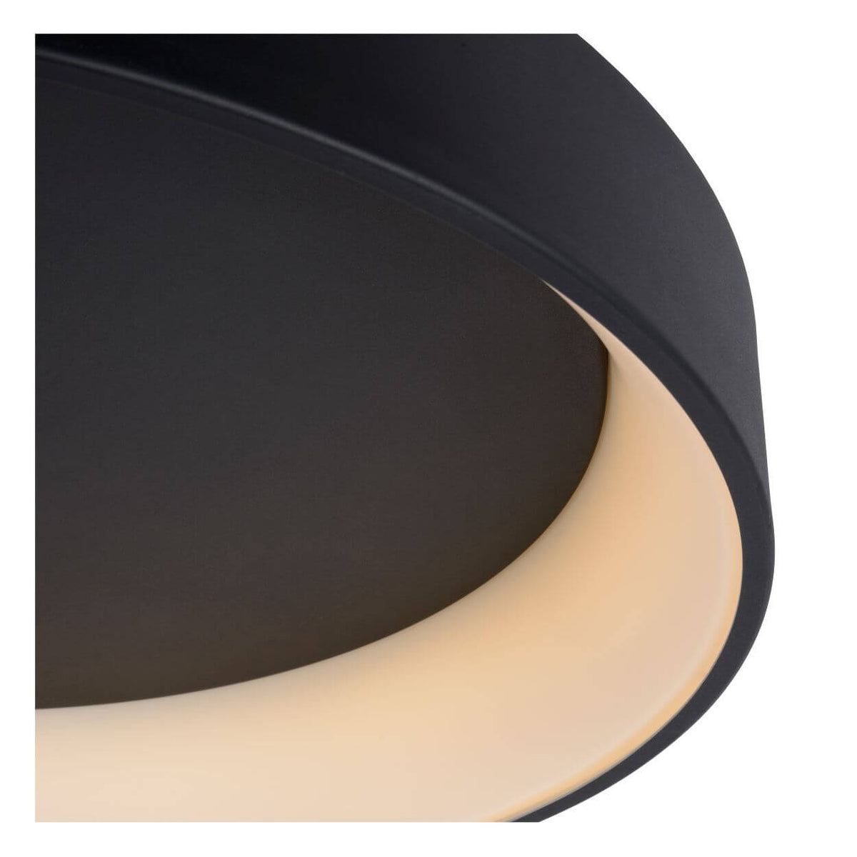 Détail rapproché du bord noir mat et du diffuseur opalin du luminaire