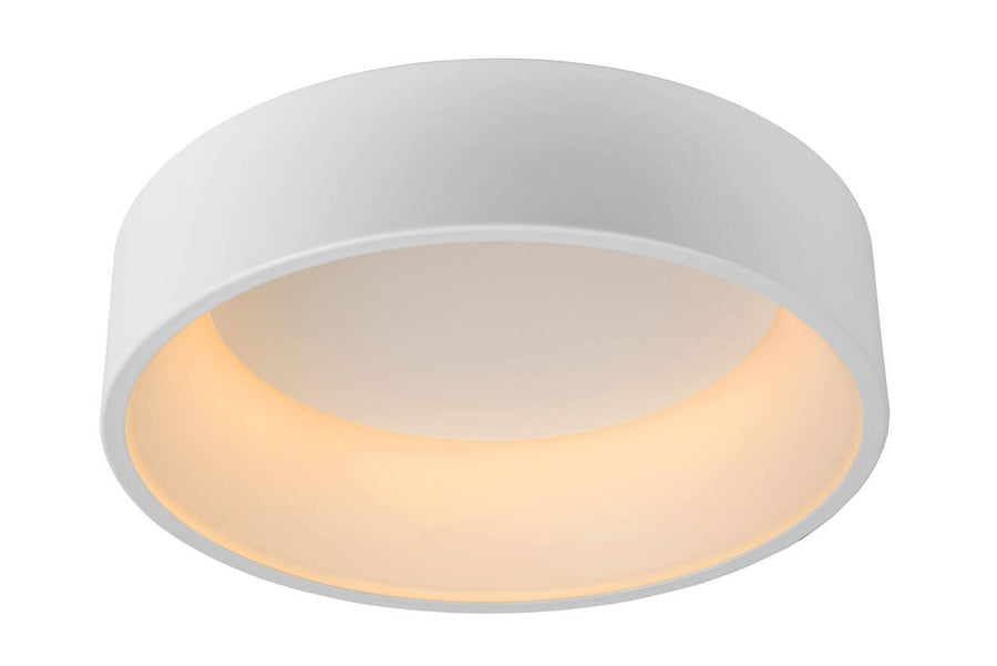 Vue de trois quarts du plafonnier blanc allumé, diffuseur opale et halo lumineux.