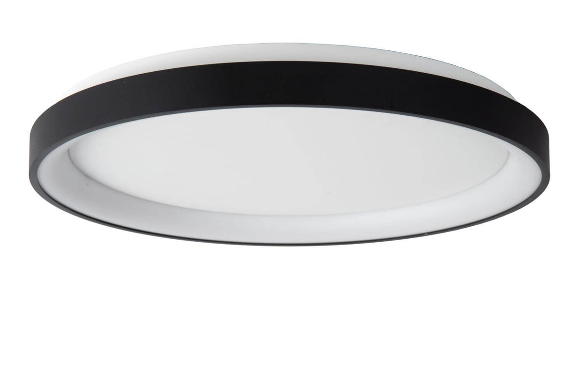 Vue inclinée du plafonnier éteint, diffuseur blanc laiteux et anneau extérieur noir mat