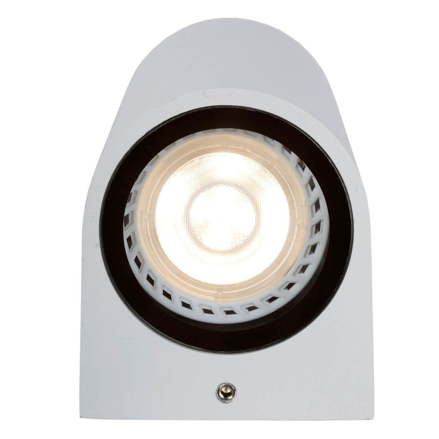 Vue de face du luminaire blanc allumé, cercle lumineux et vis de fixation.