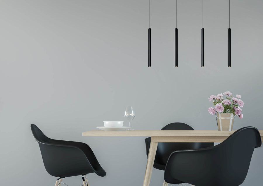Plan rapproché de la suspension noire au-dessus d'une table dressée avec fleurs