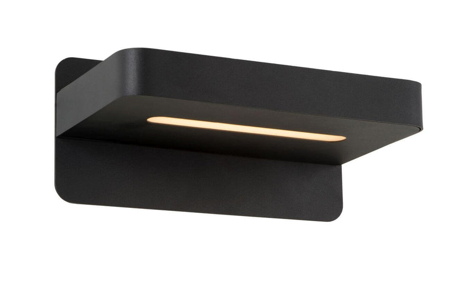 Produit de trois quarts, applique noire avec bandeau LED allumé sous le corps