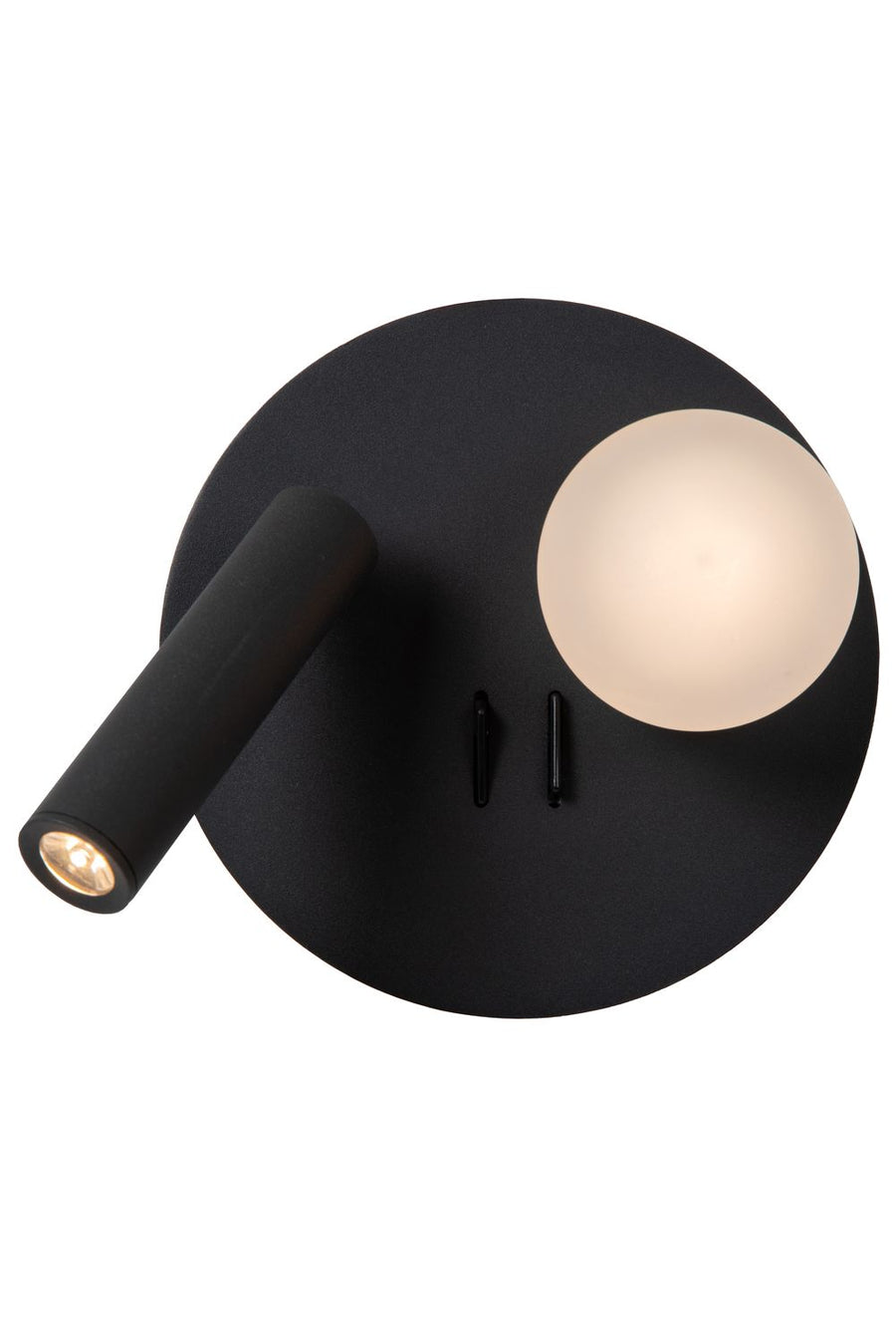 Vue rapprochée de l'applique noire et de sa sphère opale allumée.